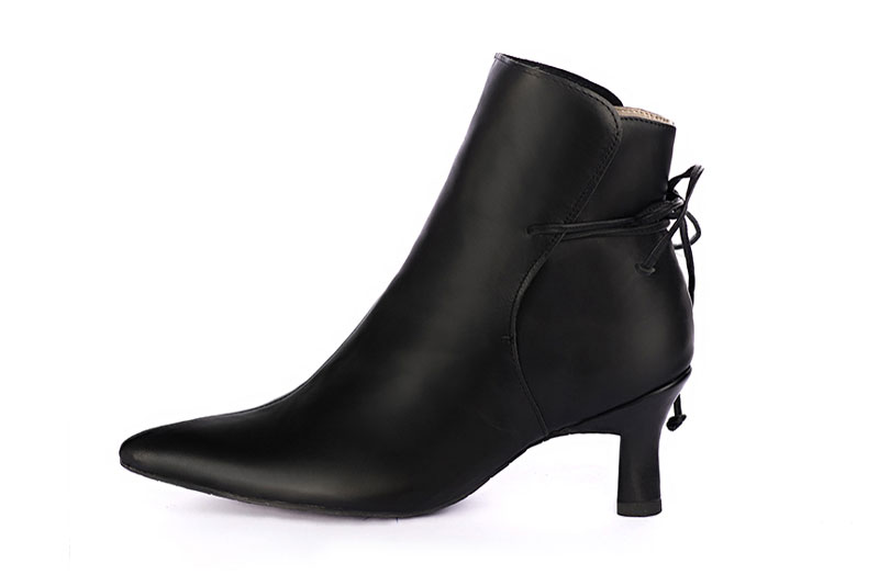 Satin black women's ankle boots with laces at the back. Tapered toe. Medium spool heels. Profile view - Florence KOOIJMAN